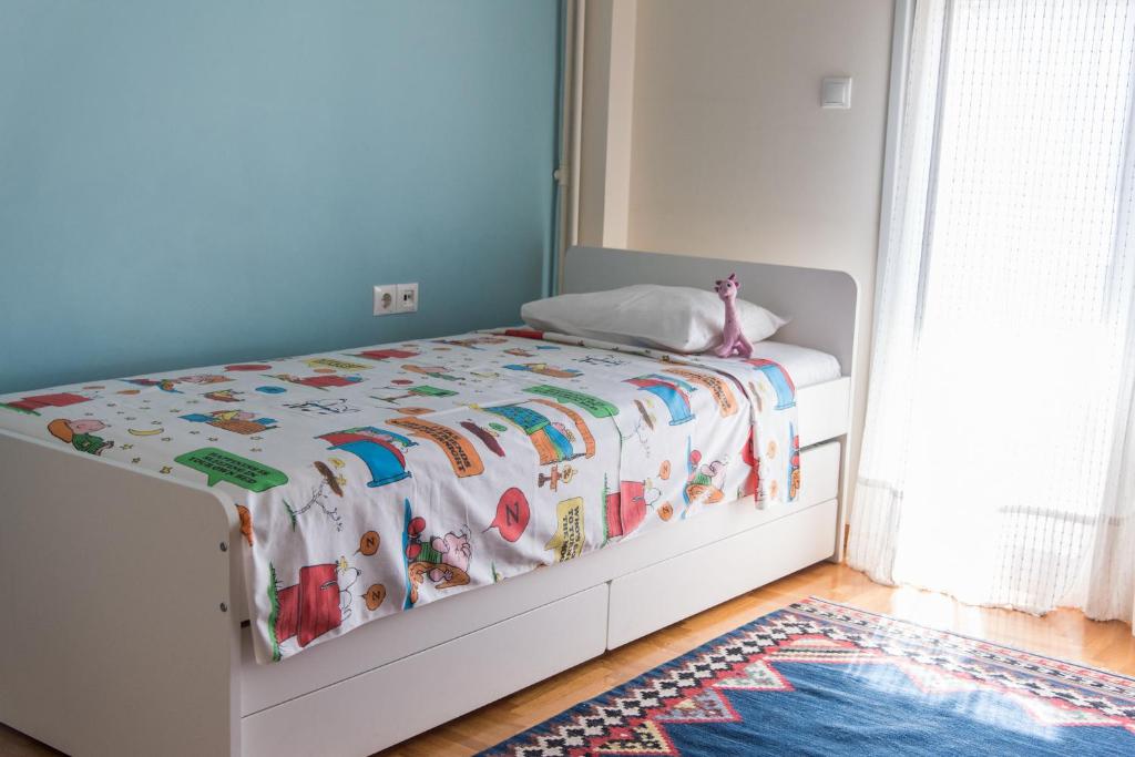 Posteľ alebo postele v izbe v ubytovaní 2 BEDROOM APARTMENT AT THE HISTORICAL CENTER, VIEW TO ACROPOLIS