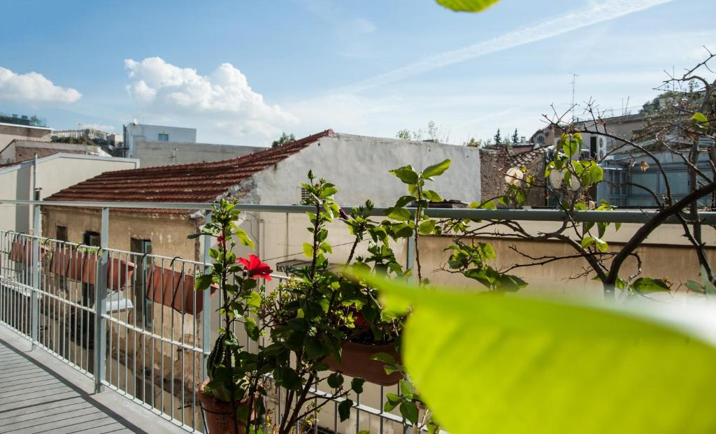 Balkón alebo terasa v ubytovaní 2 BEDROOM APARTMENT AT THE HISTORICAL CENTER, VIEW TO ACROPOLIS