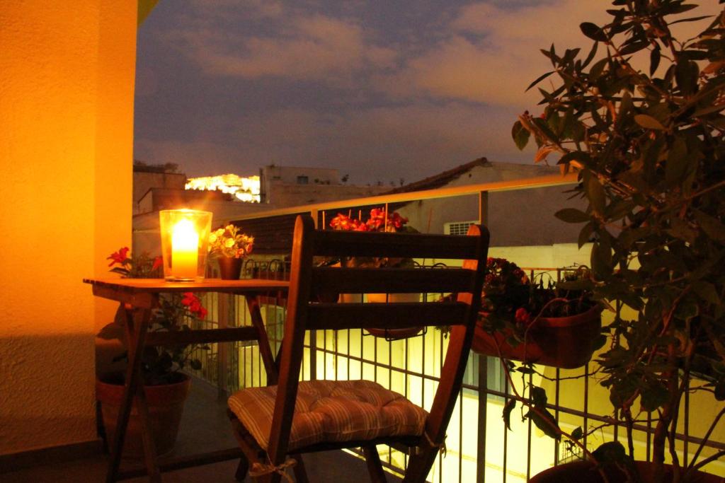 Balkón alebo terasa v ubytovaní 2 BEDROOM APARTMENT AT THE HISTORICAL CENTER, VIEW TO ACROPOLIS