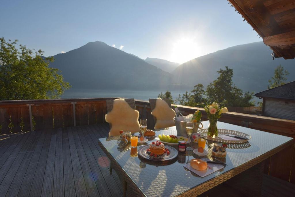 カルテンバッハにあるThree-Bedroom Apartment in Kaltenbach Iの山々の景色を望むデッキの朝食用テーブル