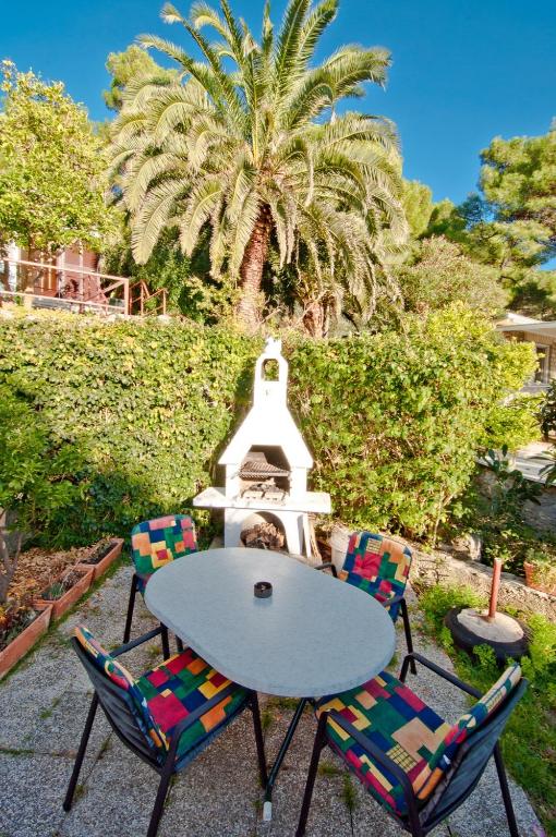 Vonkajšia záhrada v ubytovaní Mali Losinj Apartment 6