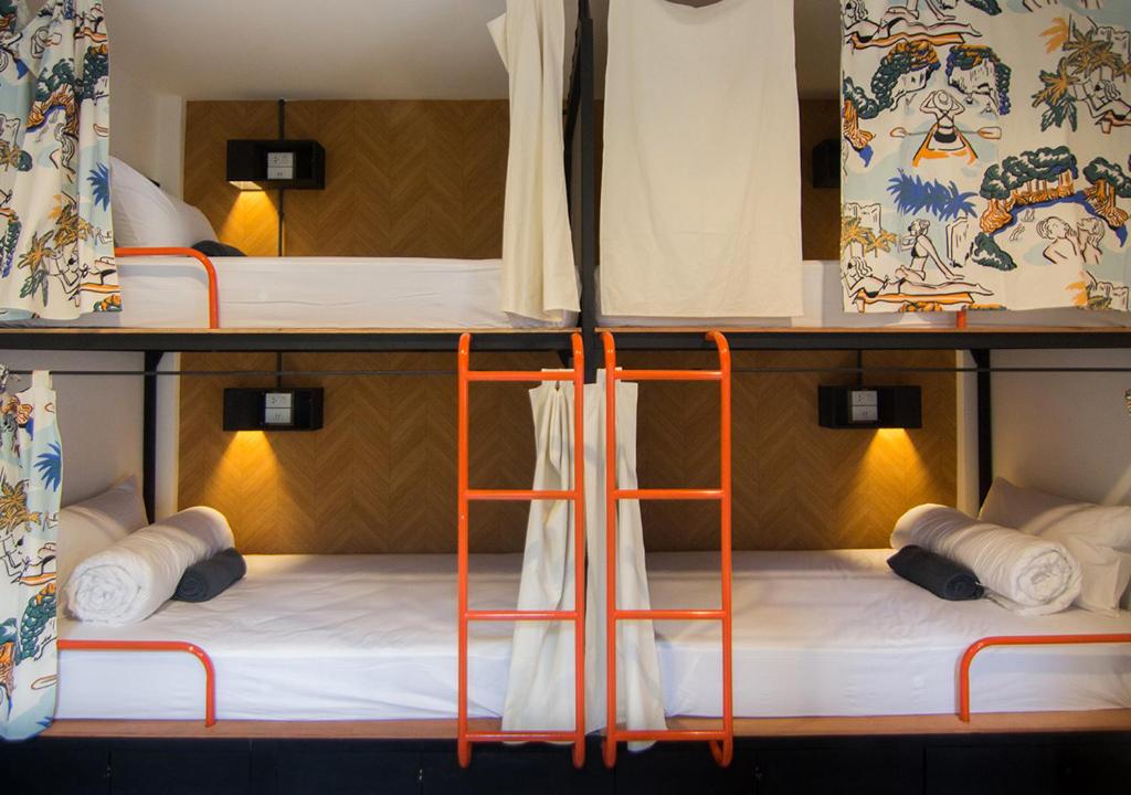 Postel nebo postele na pokoji v ubytování TAN Hostel x Cafe , Aonang Beach