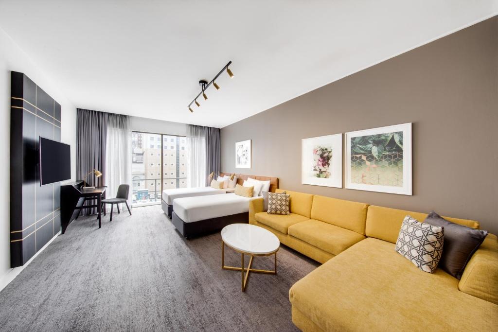 TV a/nebo společenská místnost v ubytování Vibe Hotel Sydney