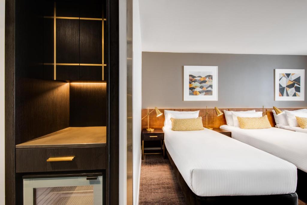 Postel nebo postele na pokoji v ubytování Vibe Hotel Sydney