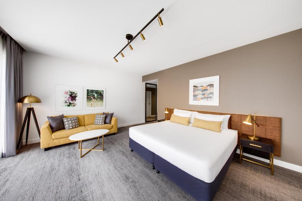 Postel nebo postele na pokoji v ubytování Vibe Hotel Sydney