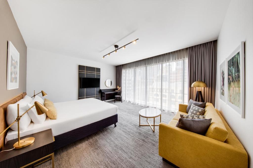 TV a/nebo společenská místnost v ubytování Vibe Hotel Sydney