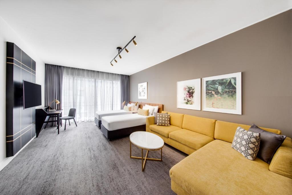 TV a/nebo společenská místnost v ubytování Vibe Hotel Sydney