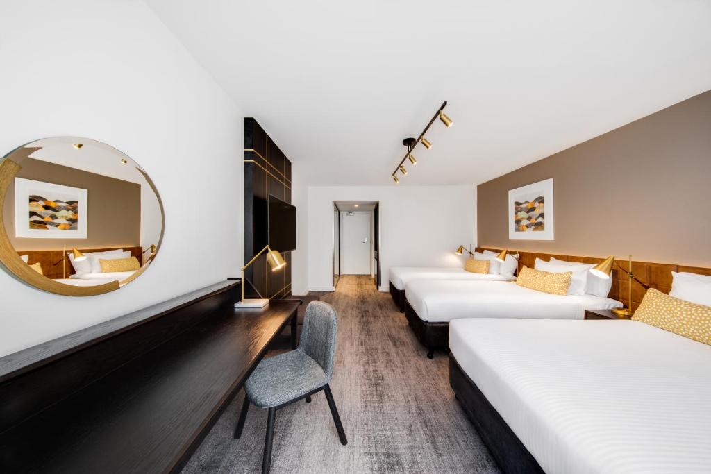 Postel nebo postele na pokoji v ubytování Vibe Hotel Sydney