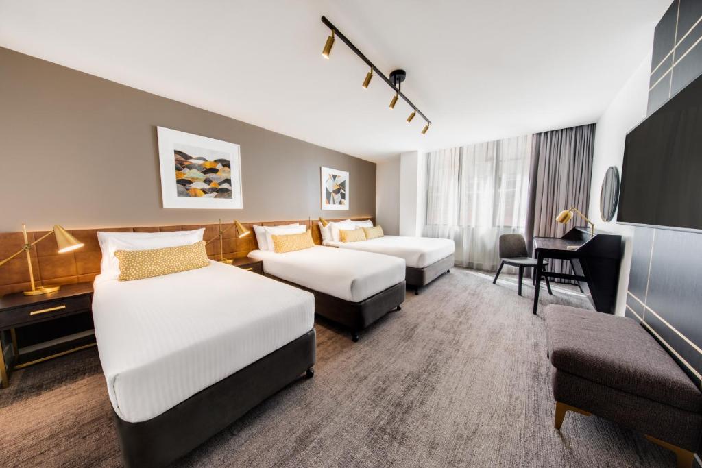 TV a/nebo společenská místnost v ubytování Vibe Hotel Sydney