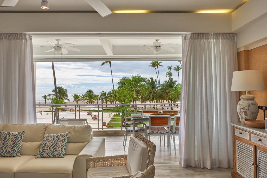 uma sala de estar com um sofá e vista para o oceano em Juan Dolio Costa del Sol em Juan Dolio