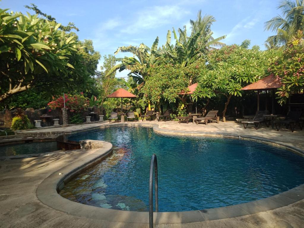 a swimming pool in the middle of a resort at Rini hotel in Lovina