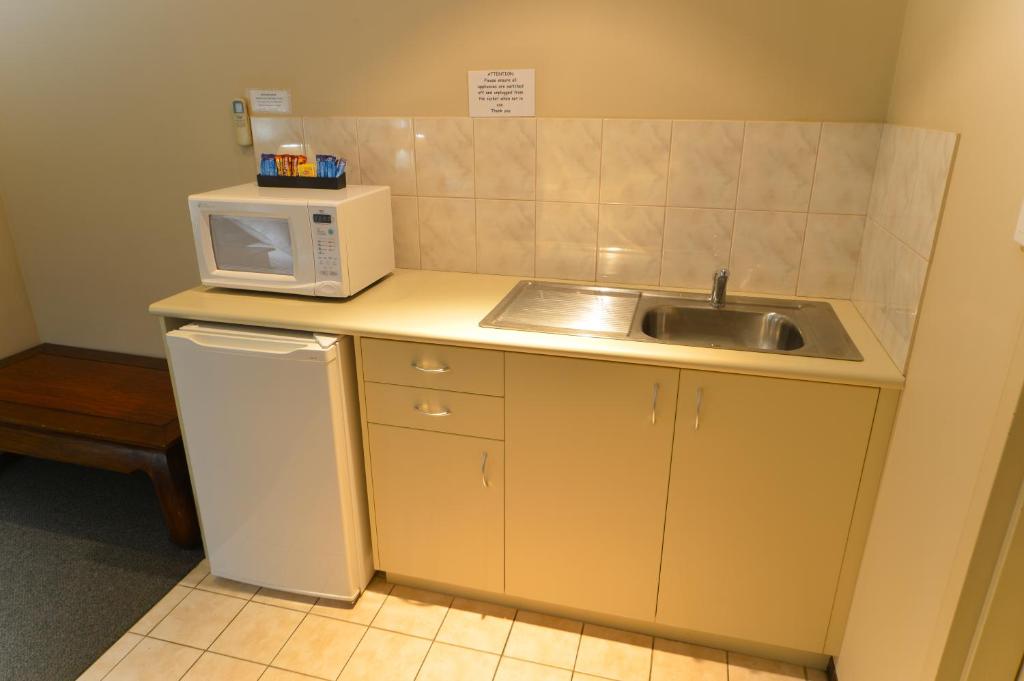 Kuchyň nebo kuchyňský kout v ubytování Wattle Grove Motel