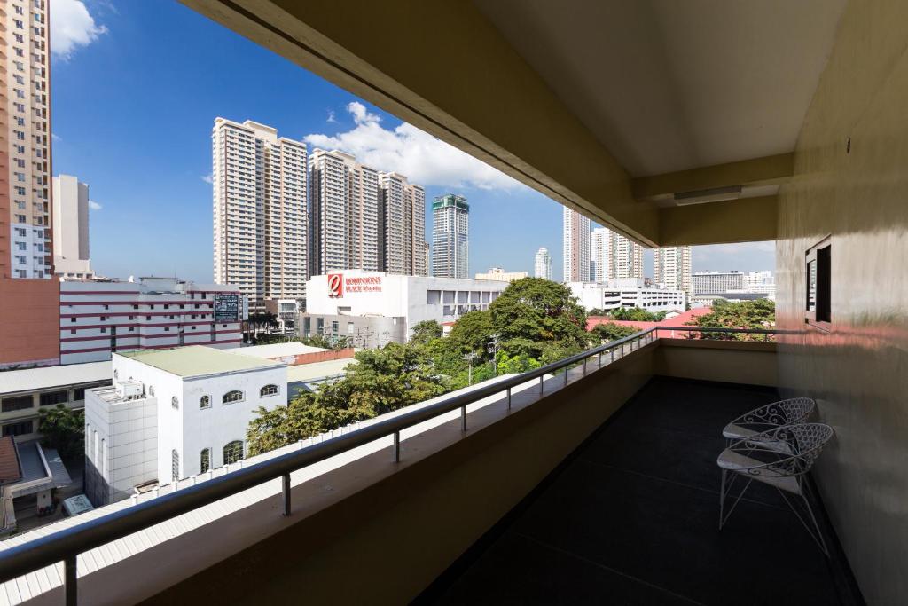 Balcony o terrace sa Tropicana Suites