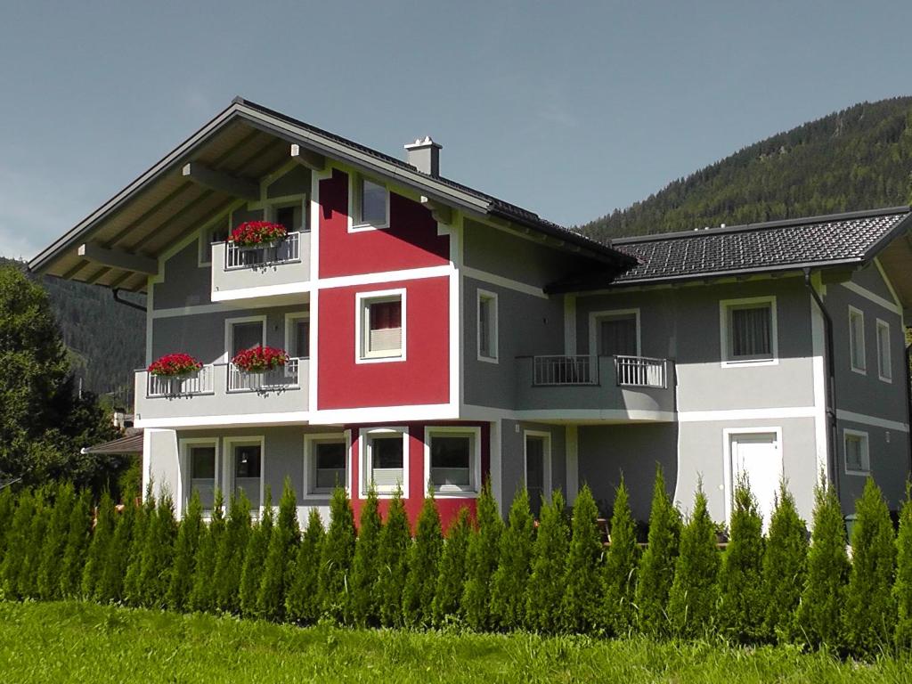 una casa de color rojo y blanco en Appartements Jäger, en Flachau