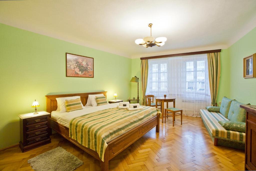 1 dormitorio con cama, sofá y mesa en (Ne)vinná kavárna, en Mikulov