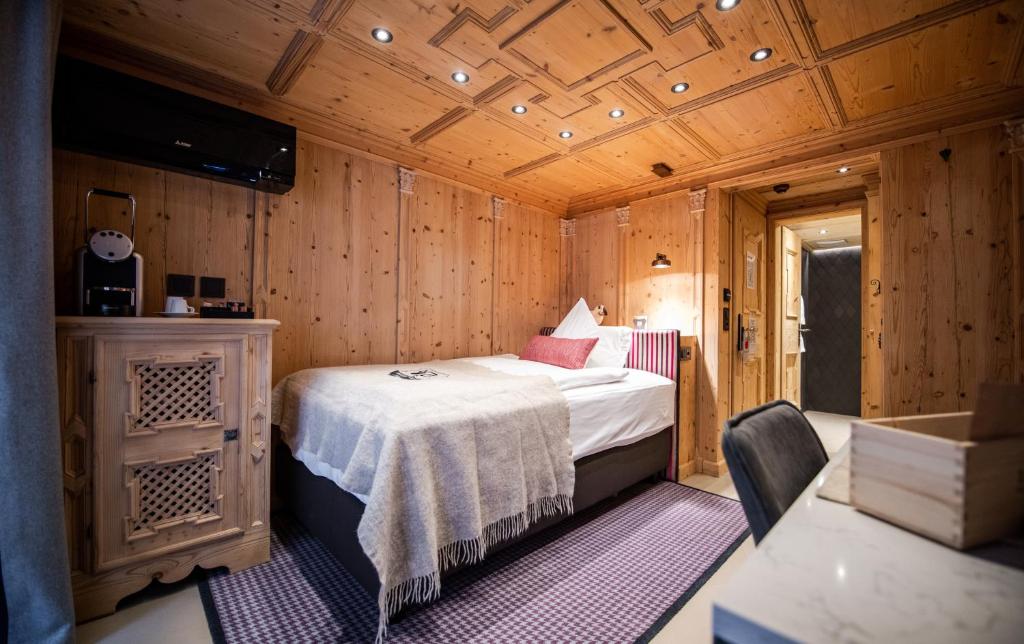 Postel nebo postele na pokoji v ubytování Tradition Julen Hotel