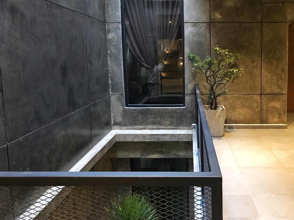 クアンタンにあるLE LODGE MANSIONの鏡付きのバスタブを備えたバスルーム