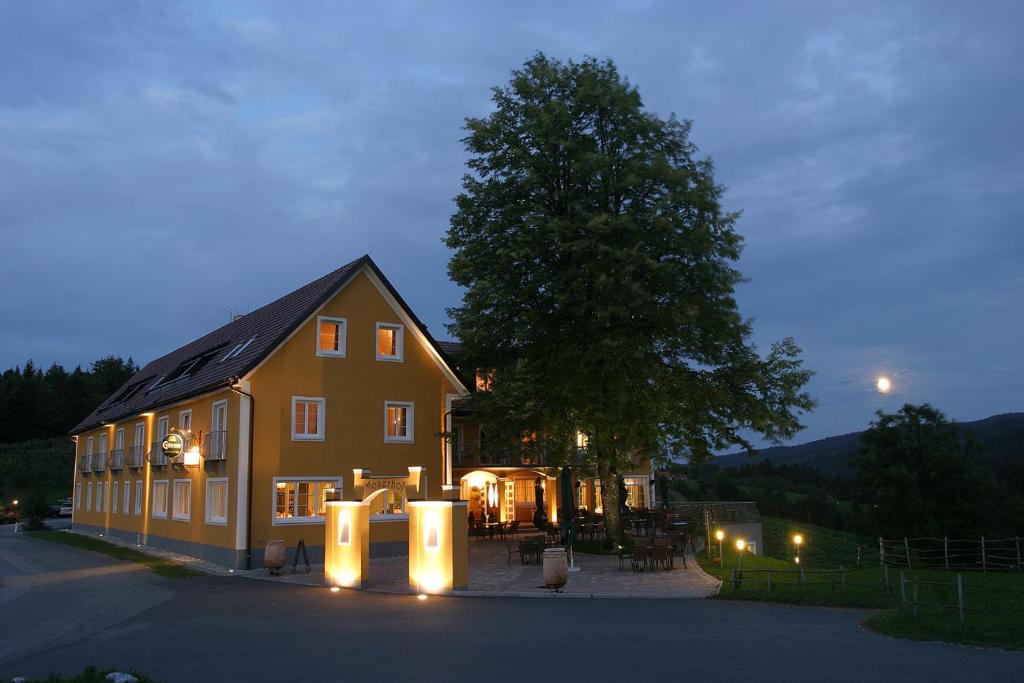 ein großes Haus mit Lichtern davor in der Unterkunft Landhotel GUT MOSER in Leutschach