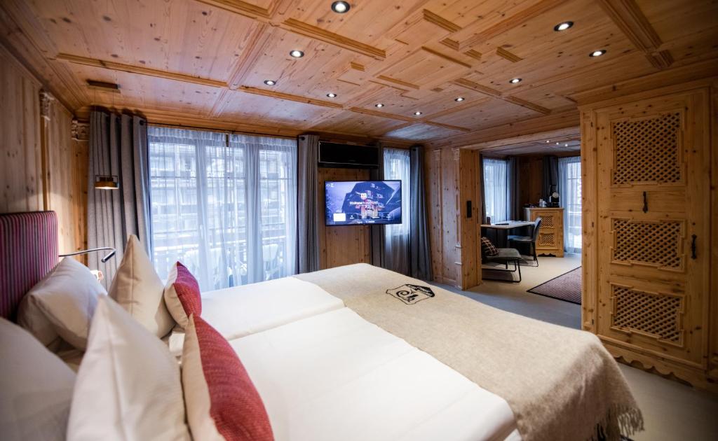 Postel nebo postele na pokoji v ubytování Tradition Julen Hotel