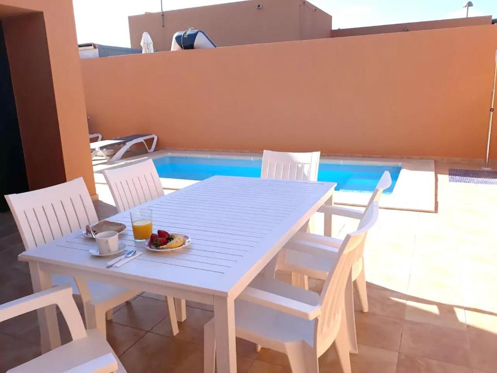 Bazén v ubytování Anahi Homes Corralejo - Villa Codeso 5 nebo v jeho okolí