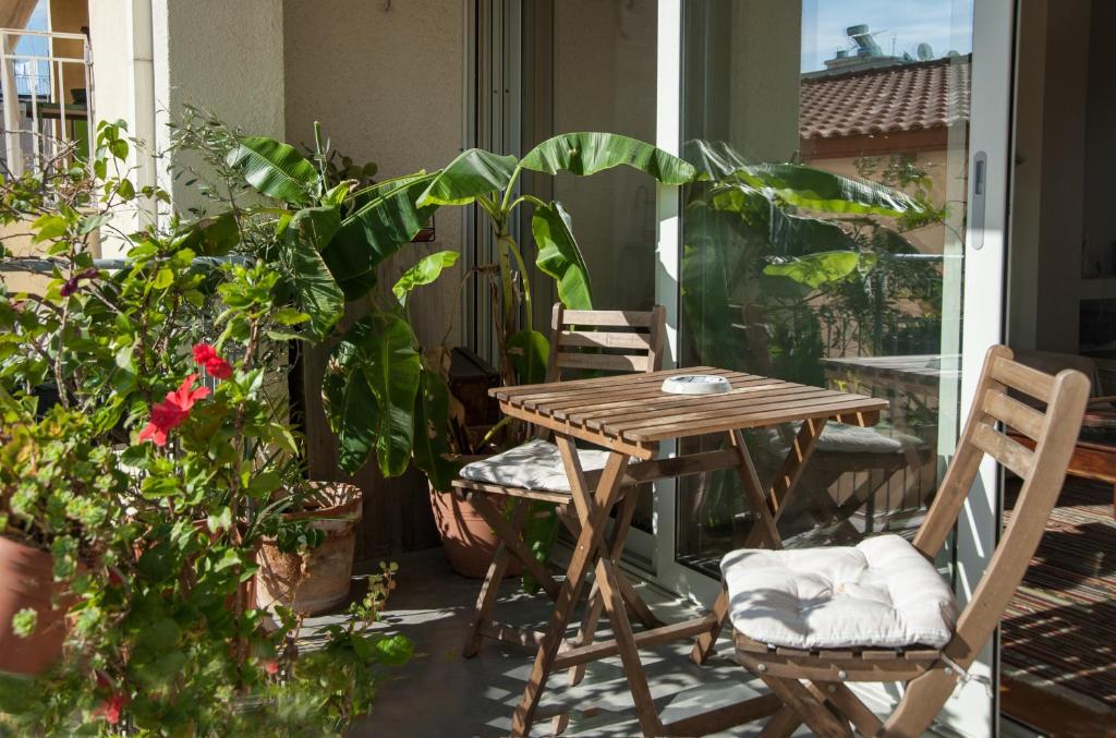 Vonkajšia záhrada v ubytovaní 2 BEDROOM APARTMENT AT THE HISTORICAL CENTER, VIEW TO ACROPOLIS