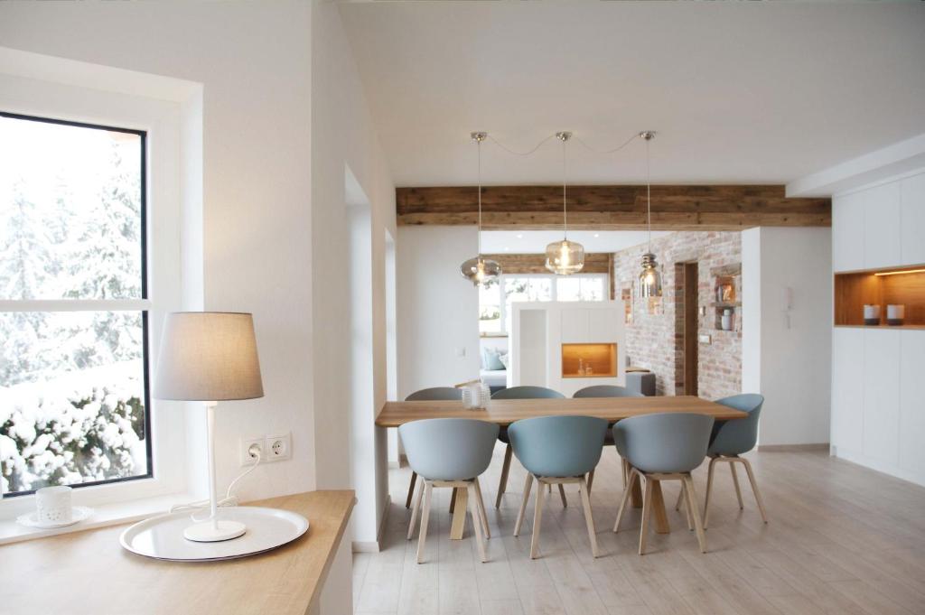 a dining room and kitchen with a table and chairs at Mountainlodge by Skischule Hermann Maier in Flachau