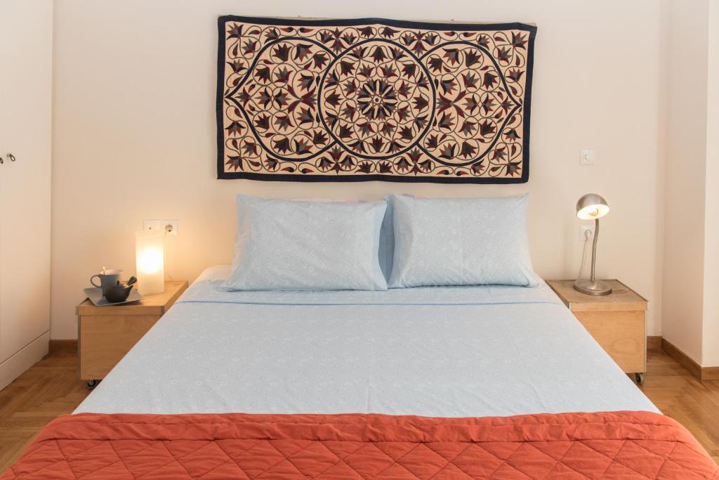 Posteľ alebo postele v izbe v ubytovaní 2 BEDROOM APARTMENT AT THE HISTORICAL CENTER, VIEW TO ACROPOLIS