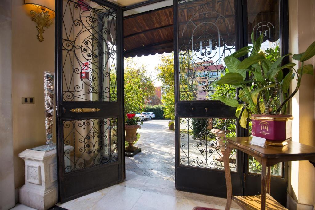 Hotel Arco Di Travertino - Resim 19