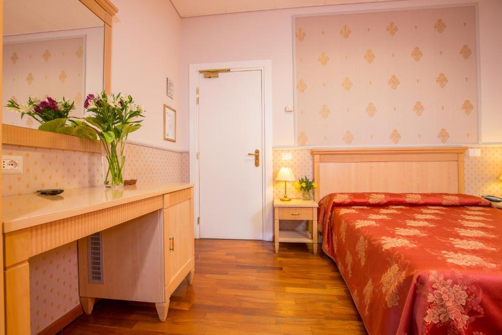 Postel nebo postele na pokoji v ubytování Hotel Arco Di Travertino