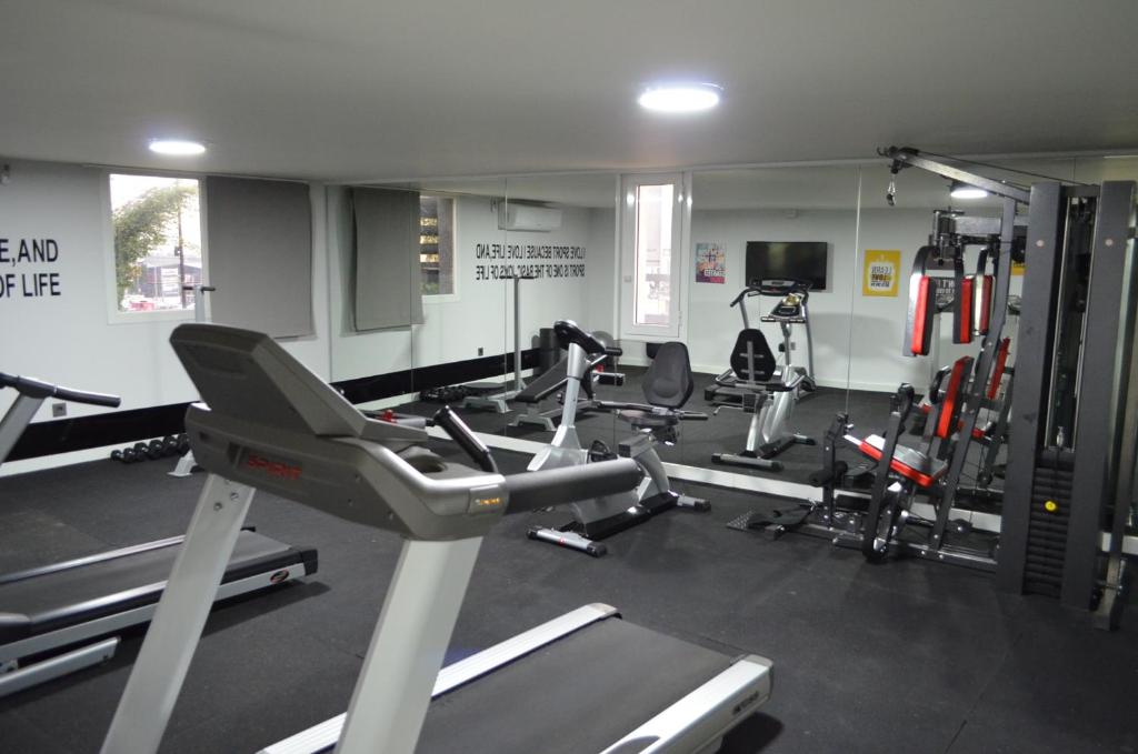 Fitness centrum a/nebo fitness zařízení v ubytování Louis V Hotel Beirut