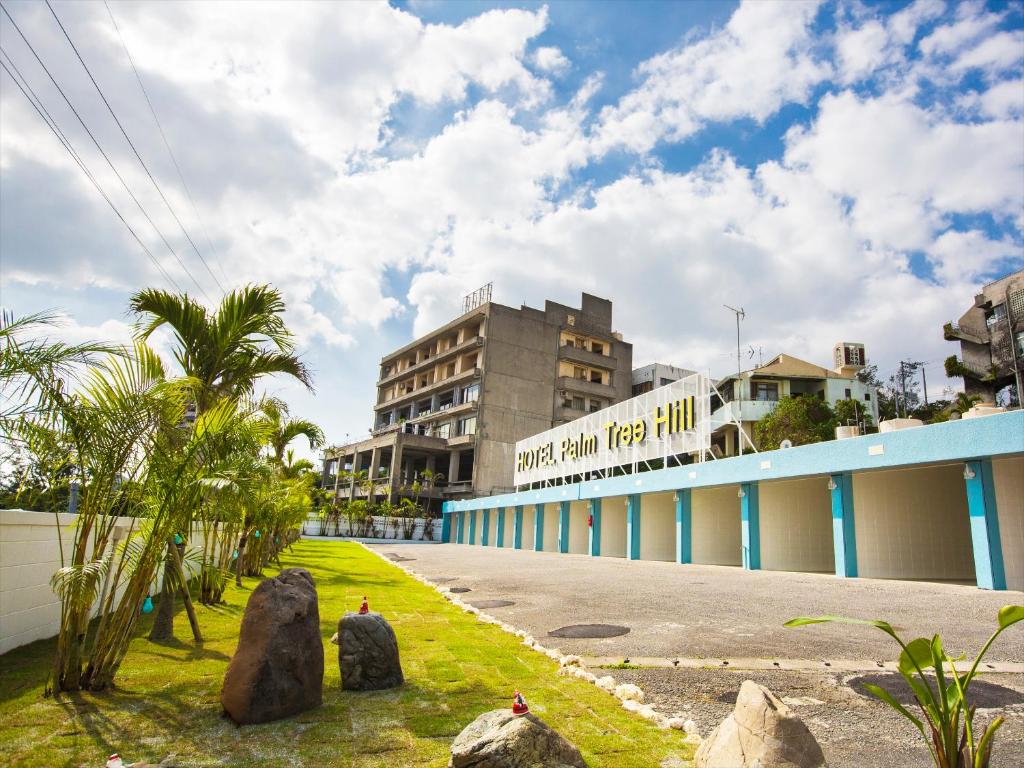 vistas a la parte delantera del edificio principal del complejo en Hotel Palm Tree Hill en Okinawa City