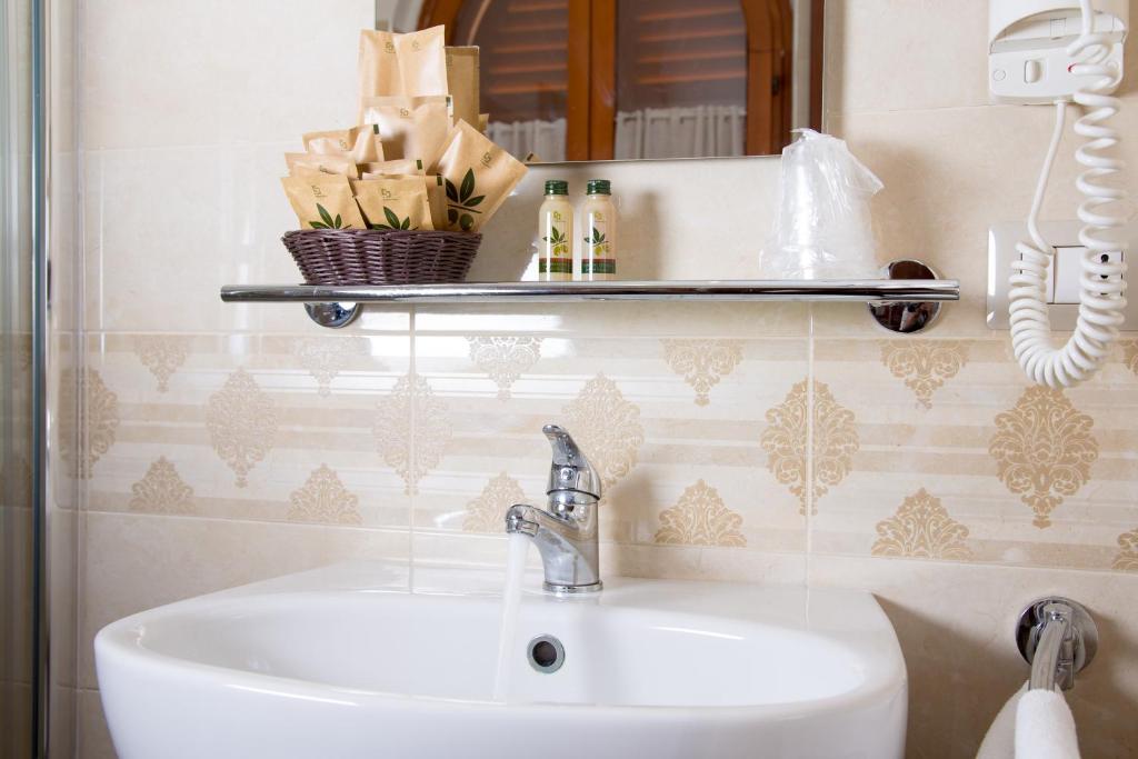 Hotel Arco Di Travertino - Resim 36