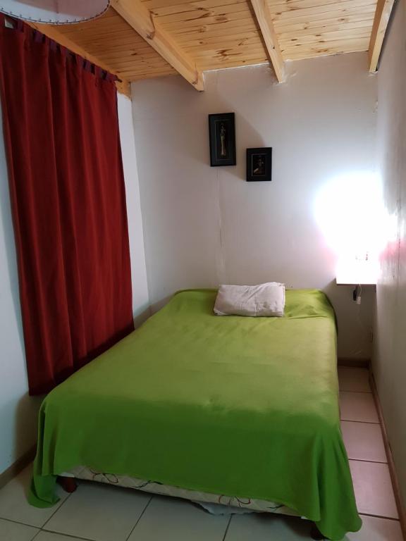 Säng eller sängar i ett rum på Cabañas Kehuen