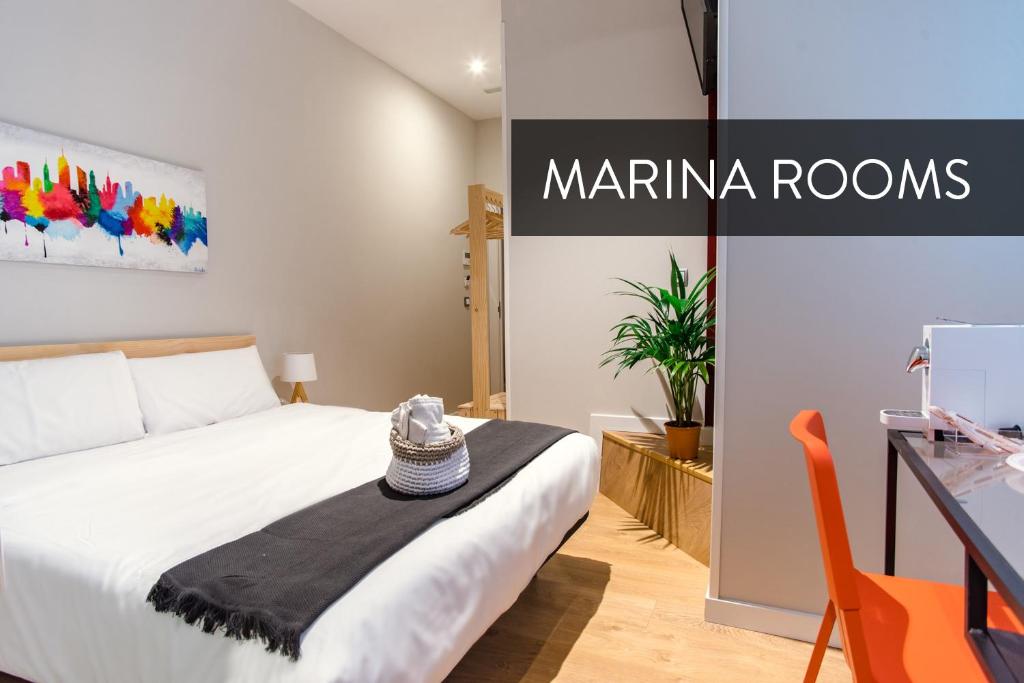 un dormitorio con una cama y un cartel que dice habitaciones en el puerto deportivo en Marina Rooms, en Madrid