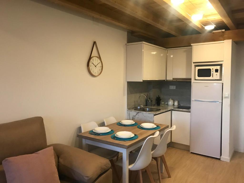 uma sala de estar com uma mesa e uma cozinha em Ginebra Deluxe Domus em Sierra Nevada