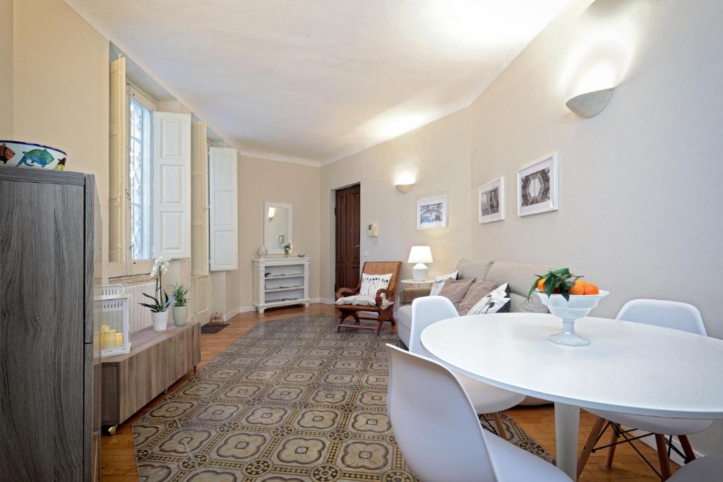 a living room with a white table and chairs at Dimora Acanto in Bari