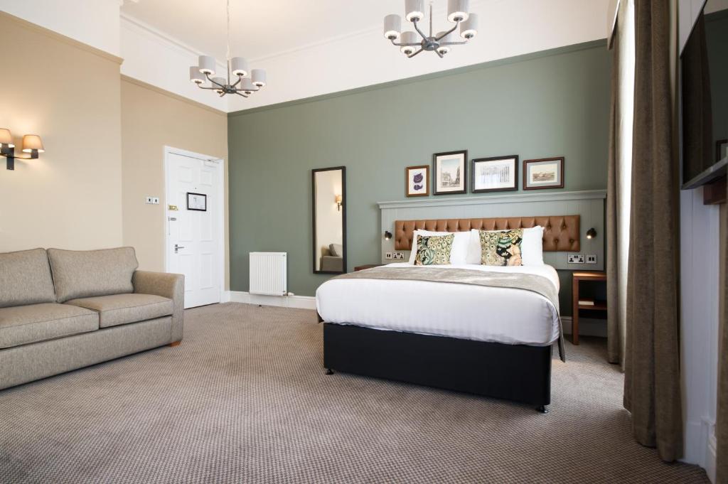 
Family Room (2 Adults + 2 Children)
