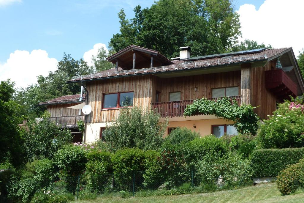 ein Haus inmitten eines Gartens in der Unterkunft Ferienwohnung Degner in Schönberg