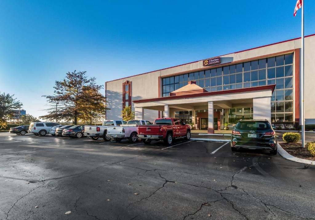 una tienda frente con coches estacionados en un estacionamiento en Clarion Hotel Jackson Northwest, en Jackson