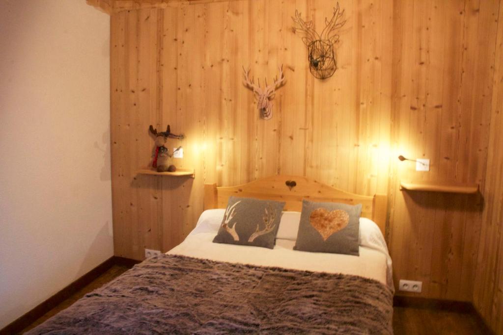 um quarto com uma cama com duas almofadas em Maison Salina em Samoëns