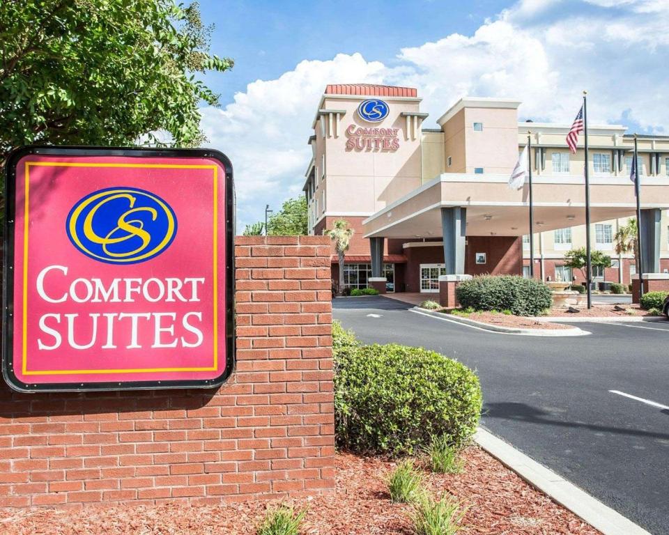 una señal para una suite confort en el lateral de un edificio en Comfort Suites Rock Hill Manchester Meadows Area, en Rock Hill