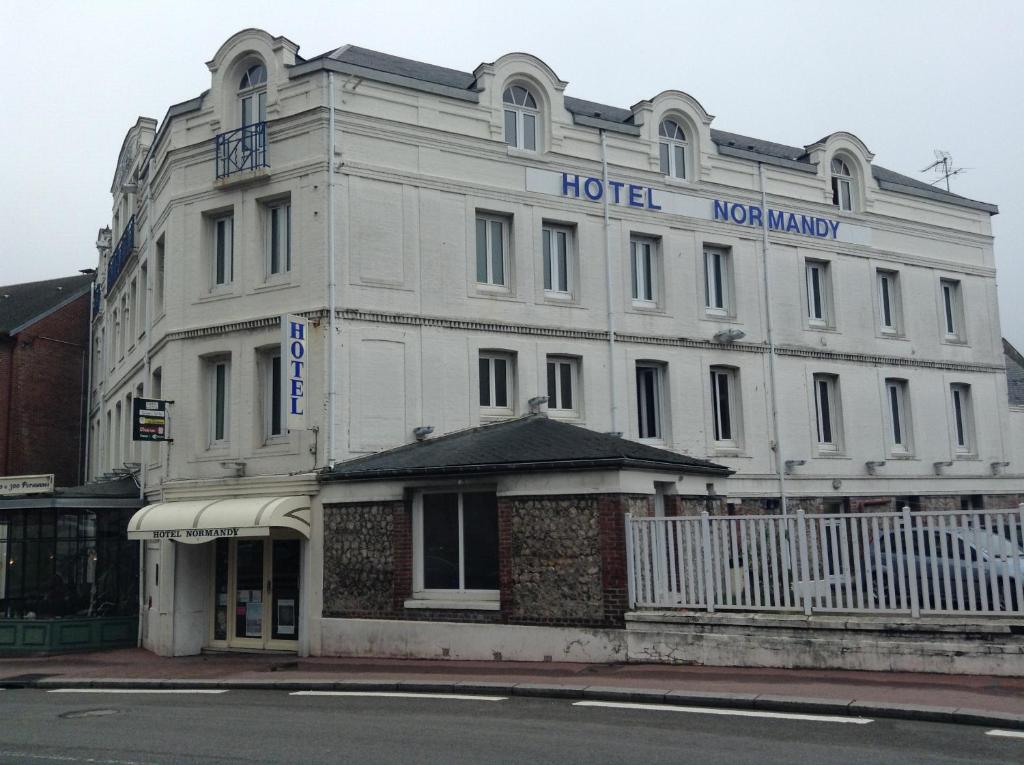 un hotel blanco en la esquina de una calle en Hôtel Normandy, en Fécamp