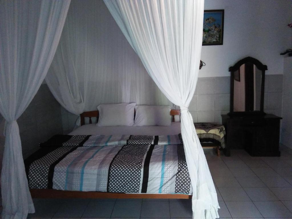 Cama ou camas em um quarto em Barclona Guesthouses Lovina