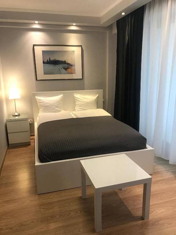 Postel nebo postele na pokoji v ubytování Kraków Apartments - Friedleina Studio Apartments