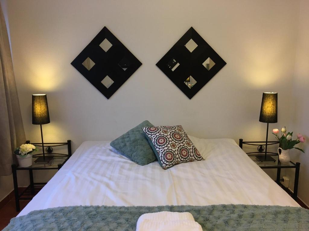 Postel nebo postele na pokoji v ubytování Mälarö Hotell