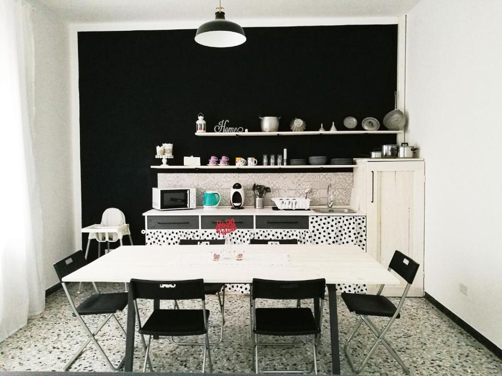 B&B Casa Dalma في سان مينياتو: غرفة طعام مع طاولة بيضاء وكراسي
