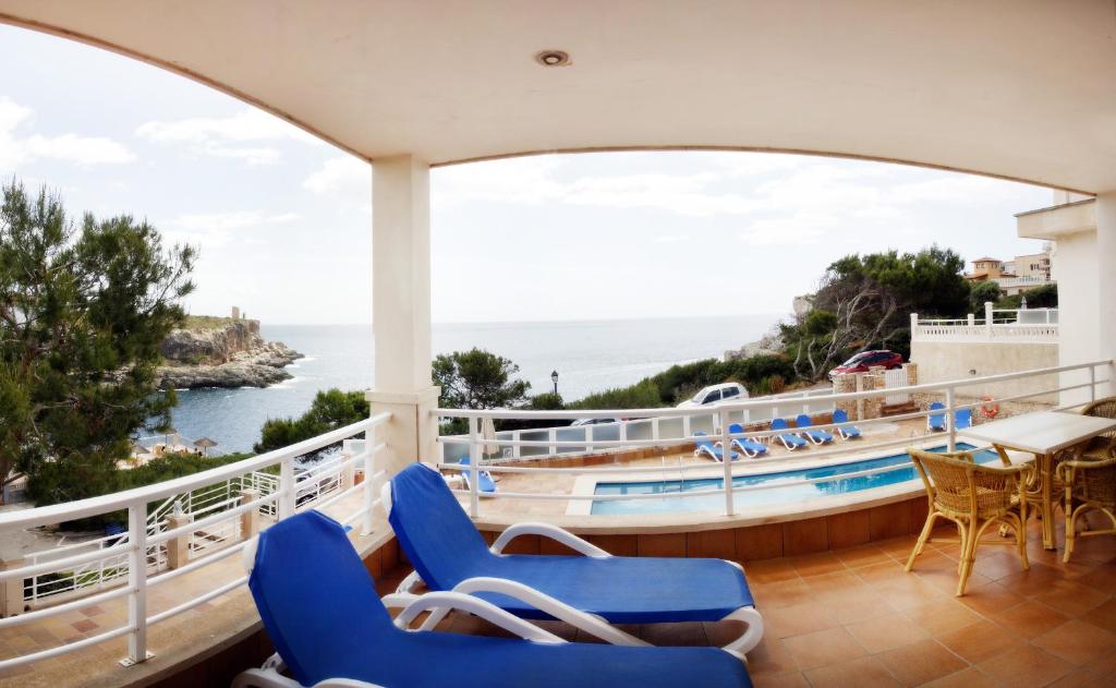 A balcony or terrace at Apartamentos Villa Sirena