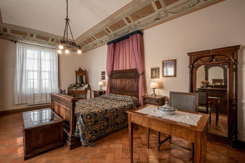 Postel nebo postele na pokoji v ubytování Fattoria del Colle