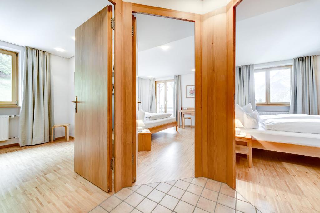 Posteľ alebo postele v izbe v ubytovaní Hotel Gasthof KREUZ