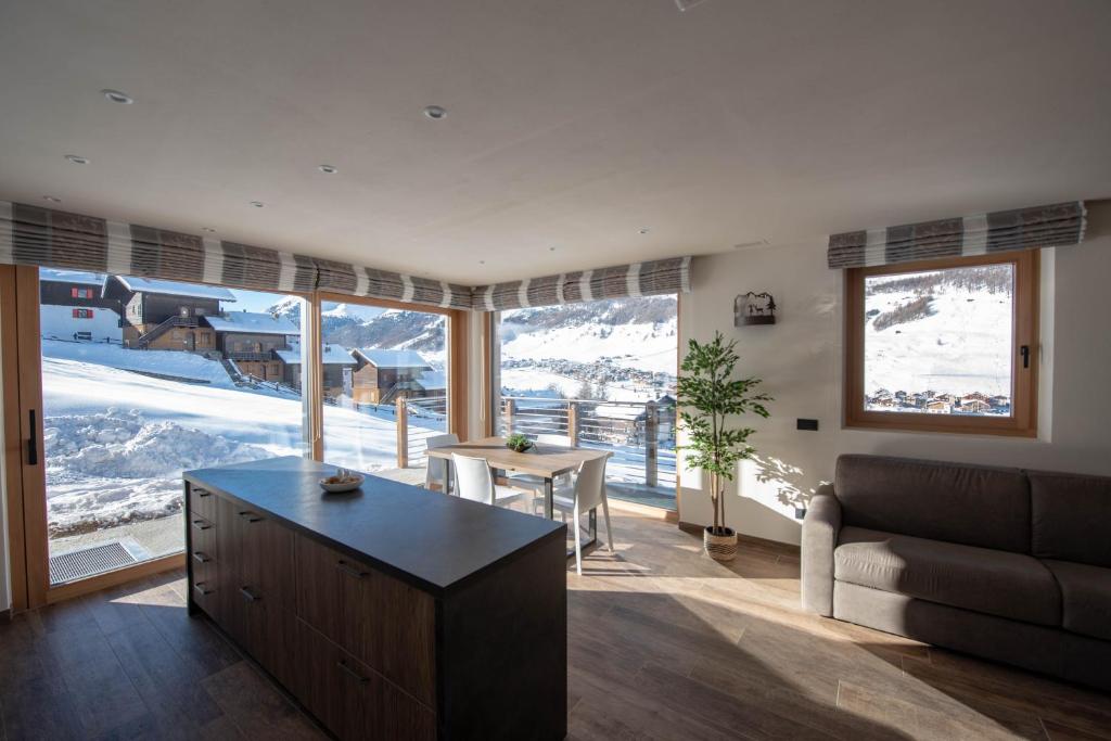 ein Wohnzimmer mit einem Sofa und einem Tisch in der Unterkunft Chalet Bello in Livigno